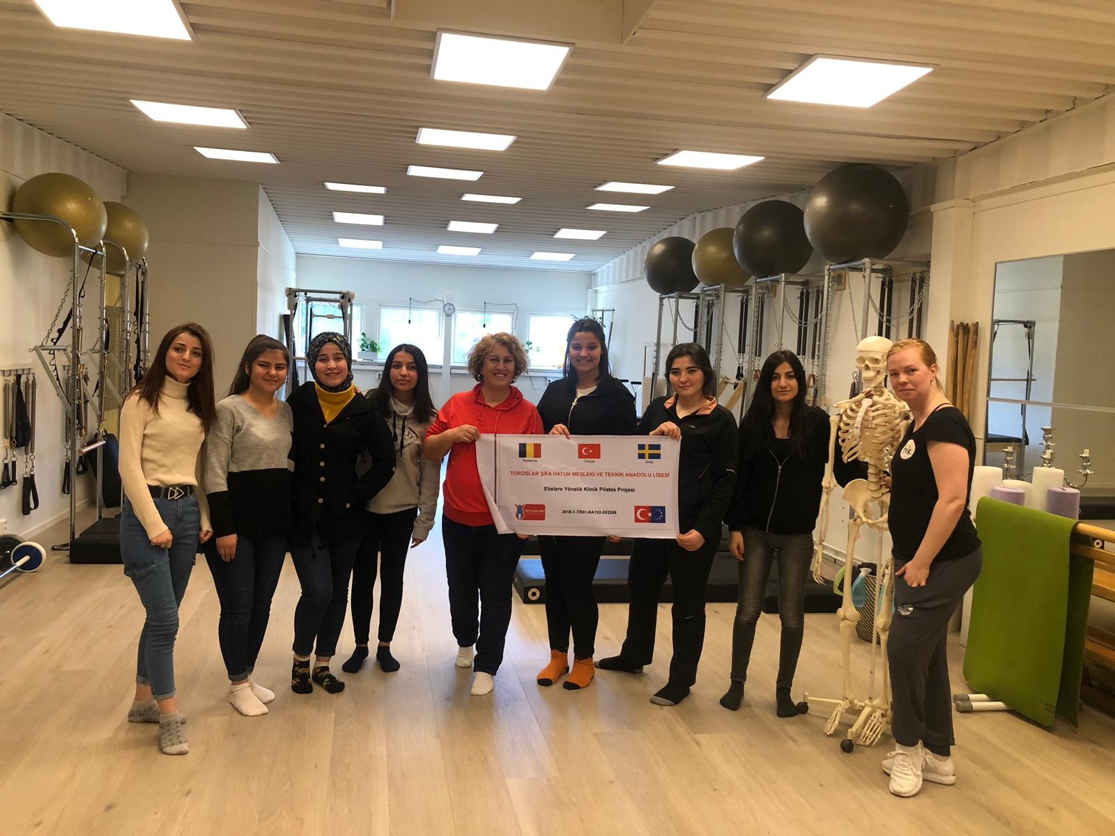 Deltagargrupp med Erasmus+-banderoll